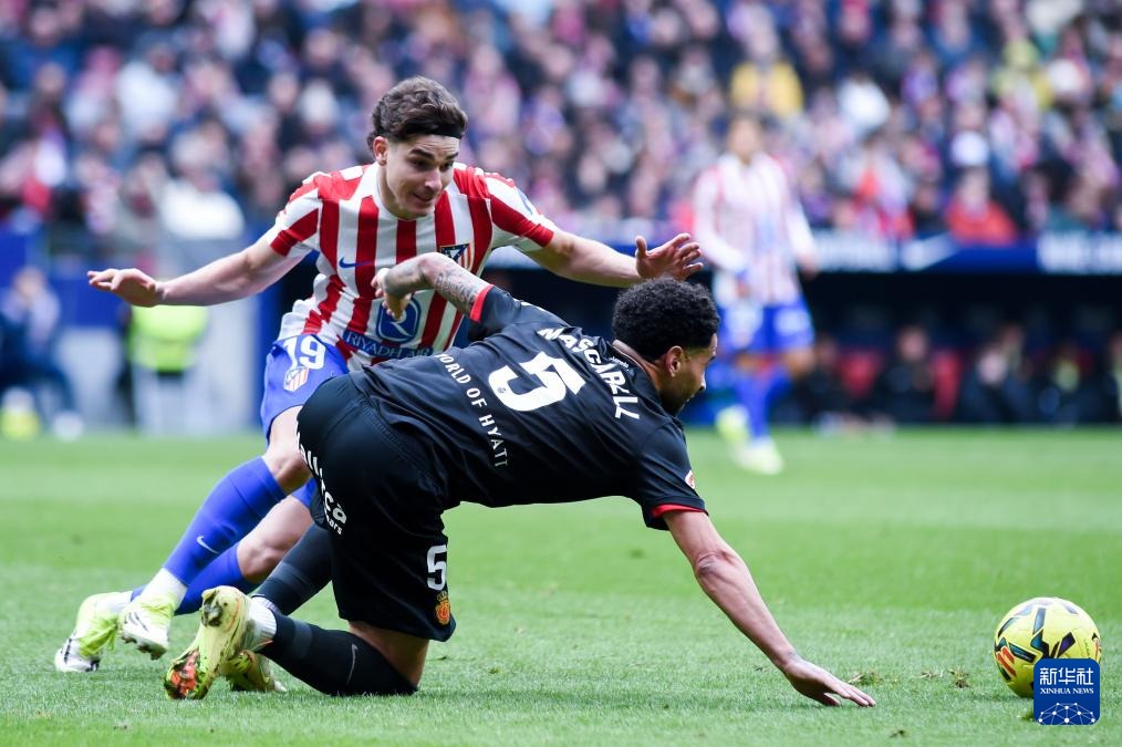 效率太差只能传传球！布克13中4拿到14分7板10助 正负值-33